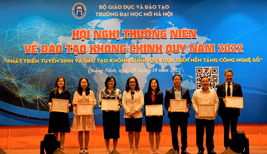 PGS.TS Nguyễn Thị Nhung trao tặng giấy khen cho đại diện các đơn vị đã có nhiều đóng góp trong việc phối hợp tổ chức đào tạo không chính quy đạt hiệu quả cao.