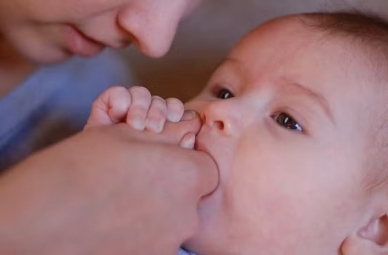 Bé sốt do mọc răng, bé sẽ bị sốt nhẹ trong vòng vài ngày.