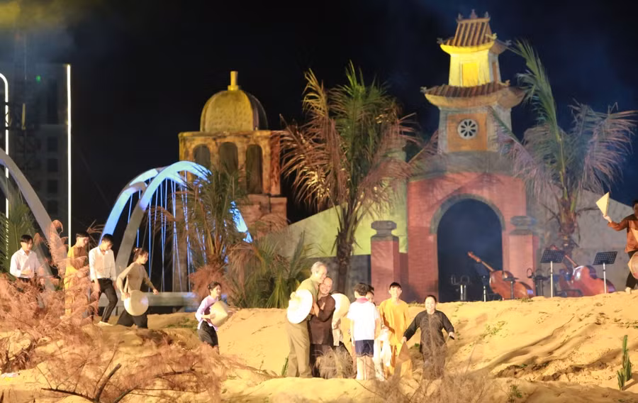 Chương trình nghệ thuật đặc biệt “Xin nguyện cùng Người vươn tới mãi” để lại nhiều cảm xúc. Ảnh: Lê Qúy