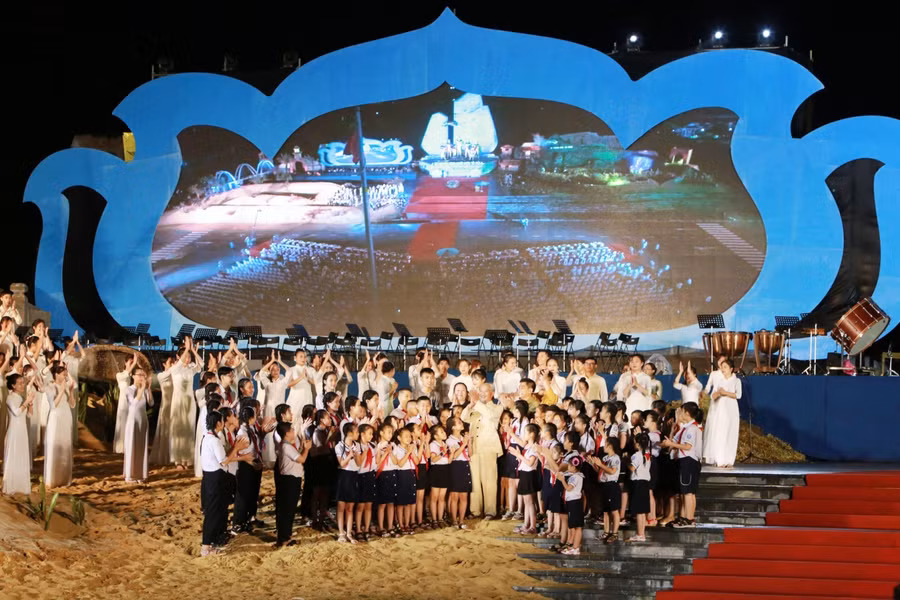 Hình ảnh Chủ tịch Hồ Chí Minh cùng nhân dân Quảng Bình được tái hiện lại qua chương trình đầy ấn tượng. Ảnh: Lê Qúy