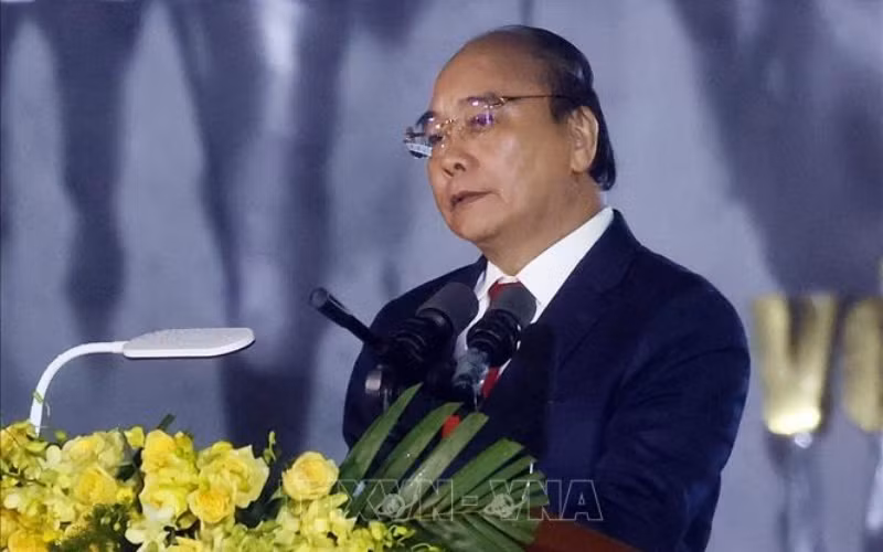 Chủ tịch nước Nguyễn Xuân Phúc chúc mừng những thành tựu Quảng Bình đã đạt được. Ảnh: TTXVN