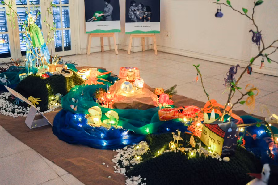 Khác với một nửa dòng sông đen ngòm với những rác thải nhựa, nửa bên kia dòng sông miêu tả cảnh môi trường lấp lánh tươi xinh với những sinh vật hạnh phúc.