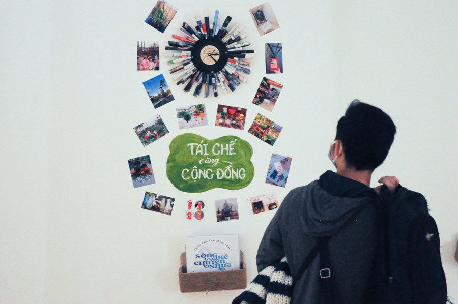 Triển lãm trưng bày chiếc đồng hồ đĩa than có tuổi thọ 9 năm cùng loạt ảnh dự thi Tết giảm rác - Năm mới khác được đã được thực hiện trong dịp Tết 2022. Các sản phẩm được trưng bày đã lan tỏa tinh thần “tái chế” đến cộng đồng.