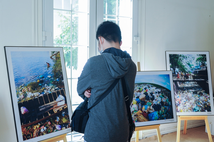 Những hình ảnh ghi lại thực trạng rác thải nhựa tại những con sông, bờ biển trên khắp Việt Nam của của tác giả Hùng Lekima được trưng bày tại triển lãm.