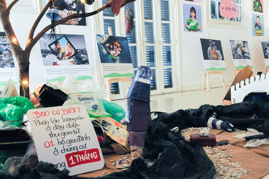 Một nửa dòng sông đen ngòm với vật liệu tạo nên là các rác thải nhựa được các bạn trẻ thu gom lại.