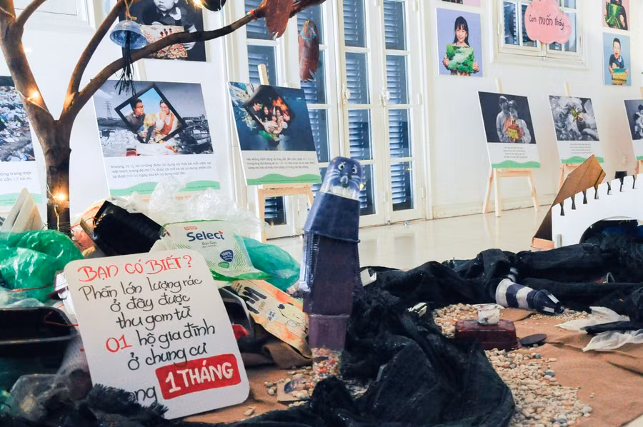 Một nửa dòng sông đen ngòm với vật liệu tạo nên là các rác thải nhựa được các bạn trẻ thu gom lại.