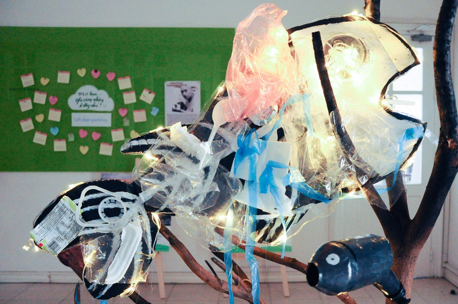 Mô hình gợi ta nhớ đến những sinh vật đại dương bị mắc kẹt trong các rác thải nhựa hoặc được tìm thấy sau khi đã chết với một chiếc bụng “toàn rác”.