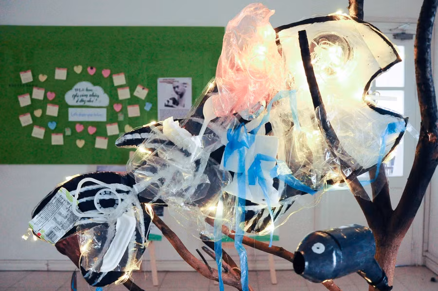 Mô hình gợi ta nhớ đến những sinh vật đại dương bị mắc kẹt trong các rác thải nhựa hoặc được tìm thấy sau khi đã chết với một chiếc bụng “toàn rác”.