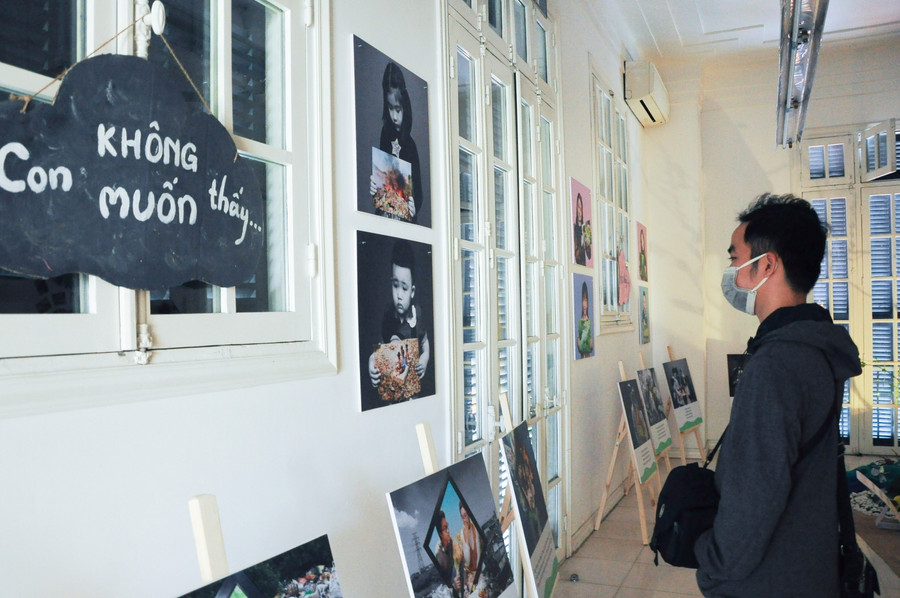 Cùng phía nửa dòng sông đen ngòm là những áp phích với nội dung trực quan về những tác nhân gây ra nạn “ô nhiễm trắng”, những điều “CON KHÔNG MUỐN THẤY”.