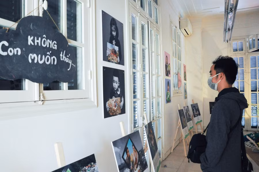 Cùng phía nửa dòng sông đen ngòm là những áp phích với nội dung trực quan về những tác nhân gây ra nạn “ô nhiễm trắng”, những điều “CON KHÔNG MUỐN THẤY”.