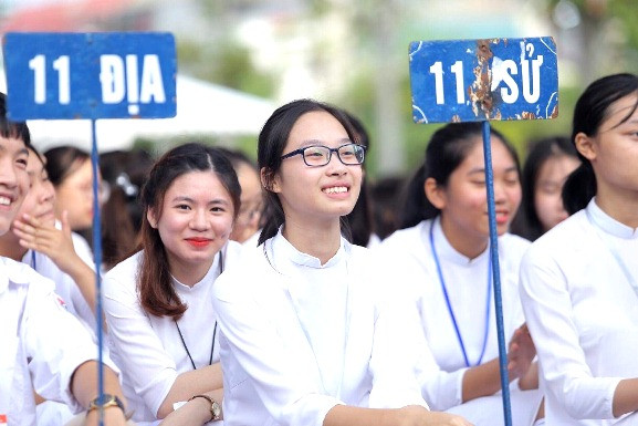 Thầy cô như tấm gương sáng thì học sinh sẽ học được điều hay lẽ phải