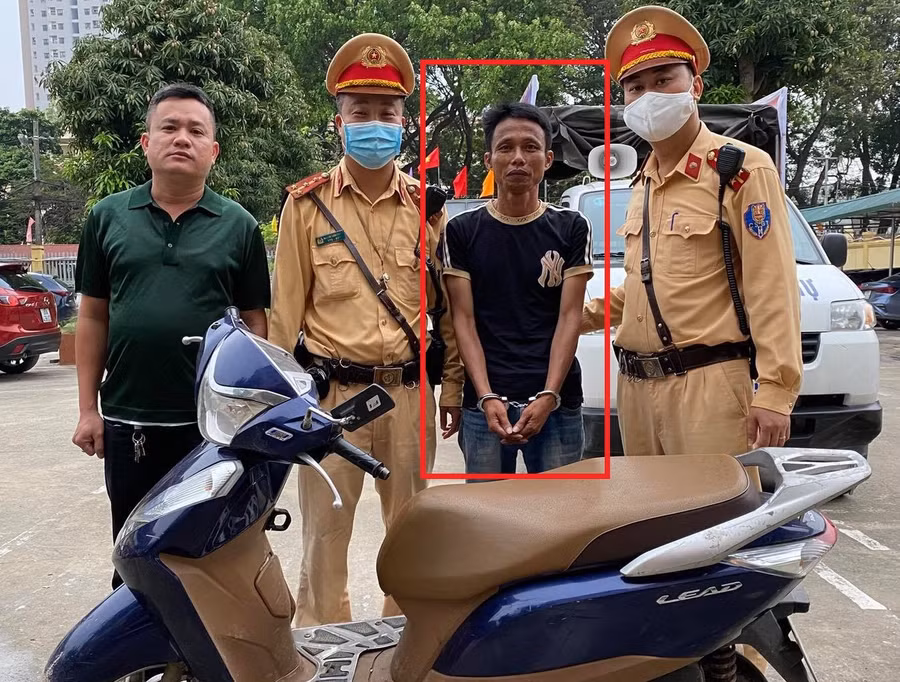 Đối tượng Nguyễn Bá Quang bị bắt giữ cùng tang vật của vụ trộm cắp.