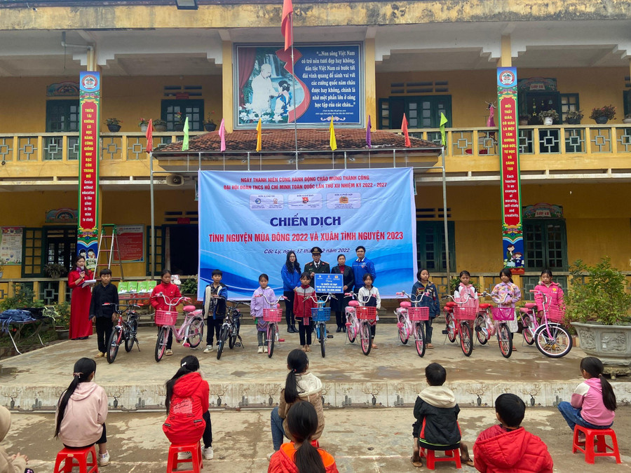 Chương trình đã trao tặng 10 chiếc xe, 50 suất học bổng, sách tham khảo, đồ dùng học tập, bát inox ăn cơm, áo ấm, quà tết nhu yếu phẩm... cho nhiều học sinh vượt khó, học giỏi. Chương trình đã trao tặng 10 chiếc xe, 50 suất học bổng, sách tham khảo, đồ dùng học tập, bát inox ăn cơm, áo ấm, quà tết nhu yếu phẩm... cho nhiều học sinh vượt khó, học giỏi.