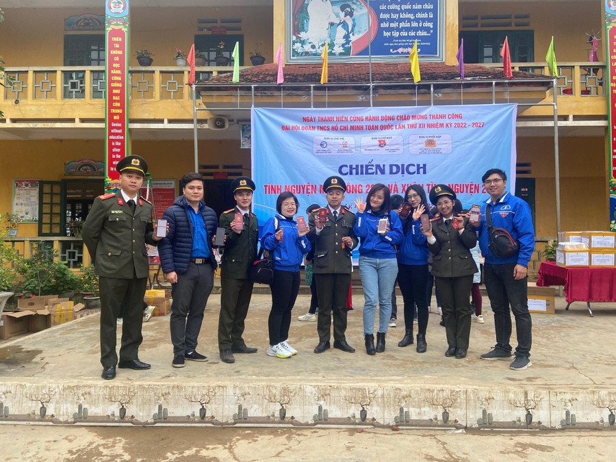 Tuyên truyền, phổ biến kiến thức về Đề án 06 của Chính phủ trong việc ứng dụng Định danh điện tử thông qua app VNEID cho nhiều phụ huynh và nhân dân địa phương. Tuyên truyền, phổ biến kiến thức về Đề án 06 của Chính phủ trong việc ứng dụng Định danh điện tử thông qua app VNEID cho nhiều phụ huynh và nhân dân địa phương.