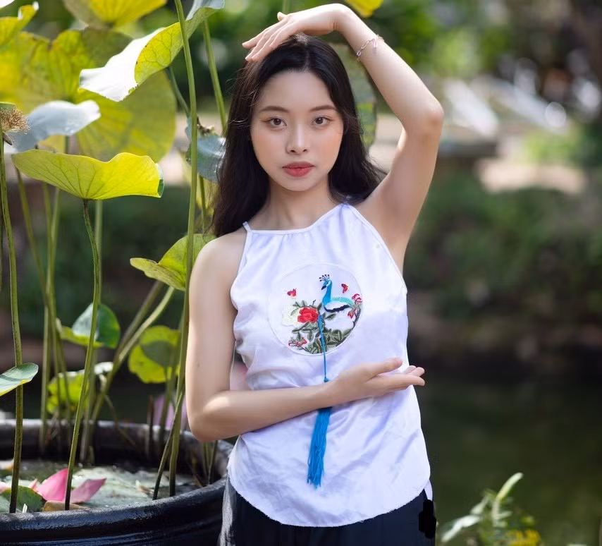 Mỹ Lệ hóa thân thành nhân vật Thị Nở trong bộ kỷ yếu cuối cấp của lớp 12VS (ảnh: NVCC).