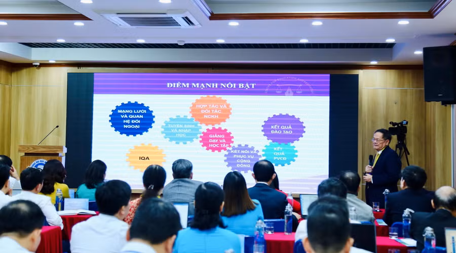 GS.TSKH Đặng Ứng Vận báo cáo kết quả khảo sát và đưa ra khuyến nghị cho Trường.