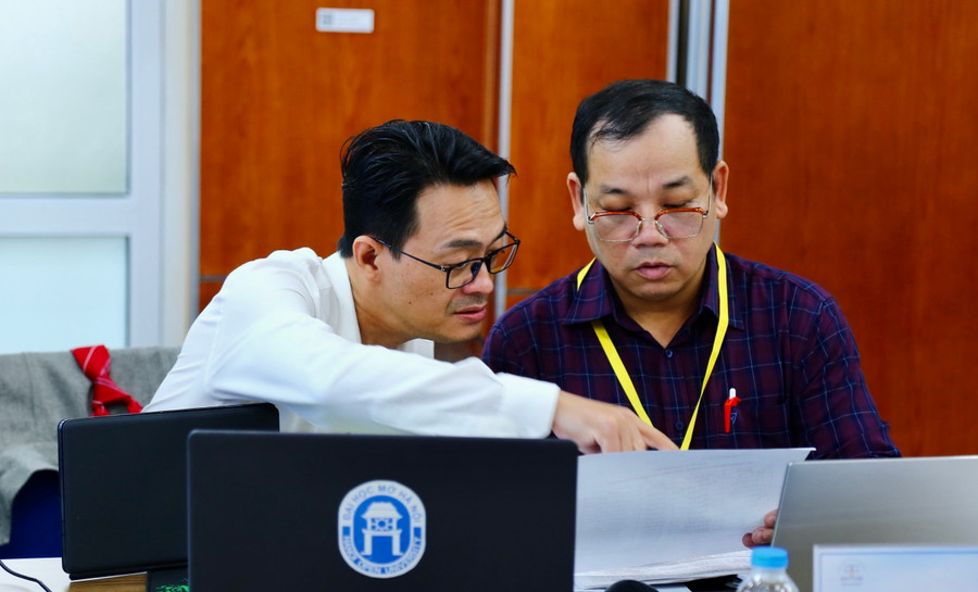 Chuyên gia phỏng vấn lãnh đạo đơn vị chức năng. Chuyên gia phỏng vấn lãnh đạo đơn vị chức năng.
