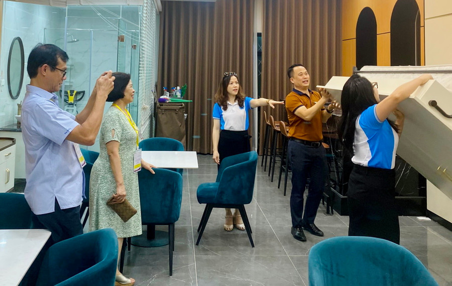 Đoàn khảo sát thực địa tại phòng thực hành khách sạn, nhà hàng đa năng. Đoàn khảo sát thực địa tại phòng thực hành khách sạn, nhà hàng đa năng.
