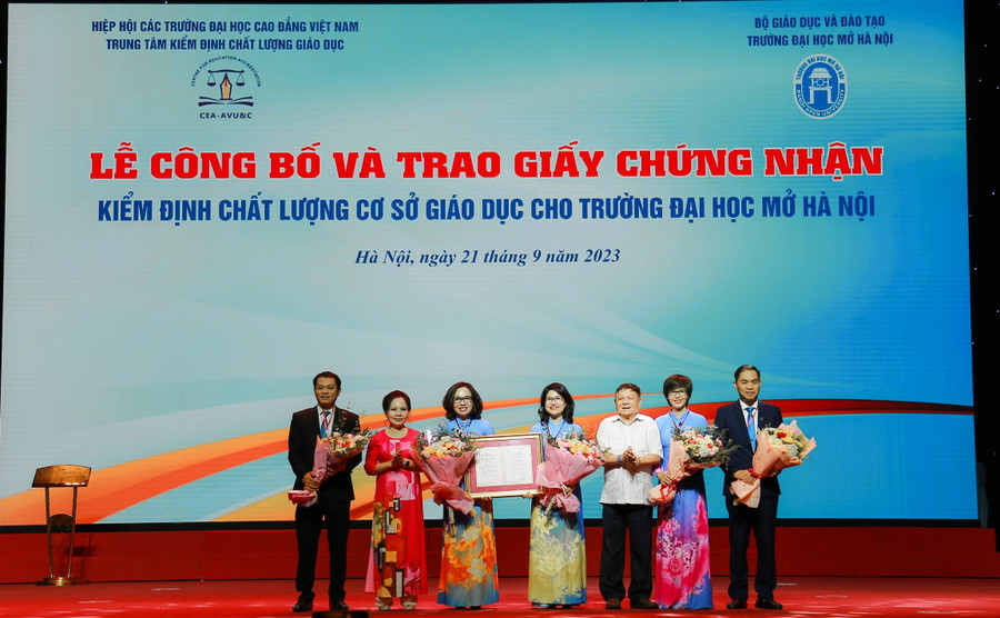 Lãnh đạo Trường ĐH Mở Hà Nội đón nhận Giấy chứng nhận kiểm định chất lượng cơ sở giáo dục chu kỳ II. Lãnh đạo Trường ĐH Mở Hà Nội đón nhận Giấy chứng nhận kiểm định chất lượng cơ sở giáo dục chu kỳ II.