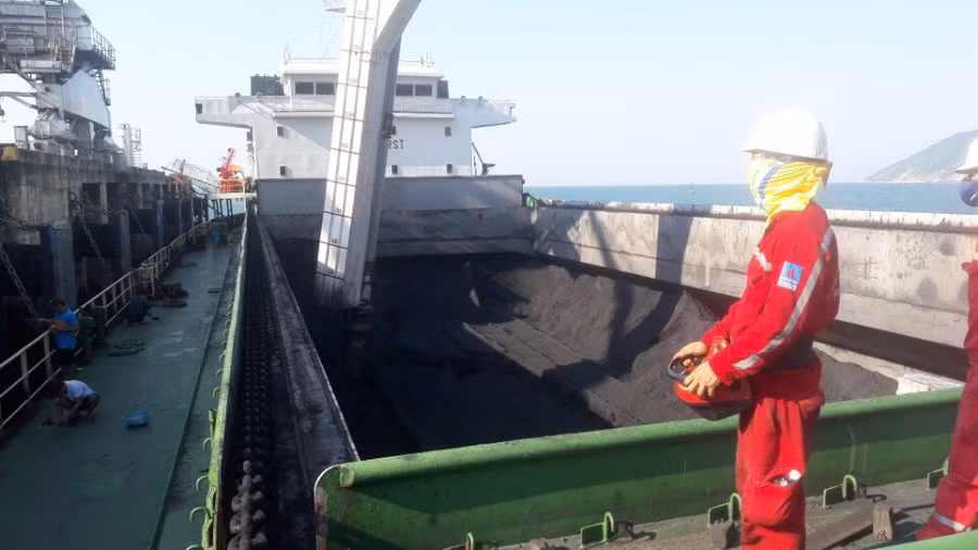 Ngoài các quy định về bảo hộ lao động thông thường, giờ đây người lao còn thường xuyên sử dụng khẩu trang đúng quy cách tại mọi nơi mọi lúc