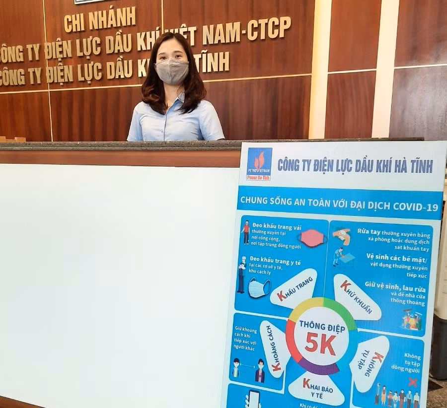 Áp phích quảng cáo, tuyên truyền vận động, động viên người lao động chung sống an toàn với đại dịch Covid-19 được bố trí ở nhiều nơi trong khuôn viên nhà máy