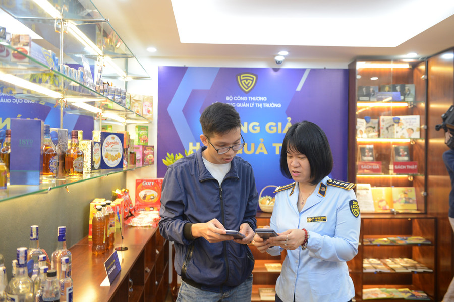 Bà Vũ Thị Minh Ngọc – Quyền vụ trưởng vụ Tổng hợp kế hoạch tài chính - Tổng cục QLTT cho biết, hiện tổng cục QLTT đã triển khai kế hoạch chống buôn lậu và gian lận thương mại trong dịp cuối năm nhằm bảo vệ người dân trước mặt hàng kém chất lượng.