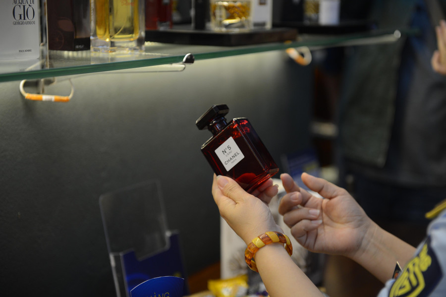 &quot; Tổng cục cũng ban hành kế hoạch cao điểm trước, trong và sau tết Nguyên Đán, tập trung vào các mặt hàng thiết yếu như: thức ăn, gia vị,… Tổng cục cũng xây dựng đề án có trang về hàng giả để người dân có thể truy cập nắm thông tin cũng như phản ánh về những hành vi vi phạm.&quot; Bà Ngọc cho biết thêm.