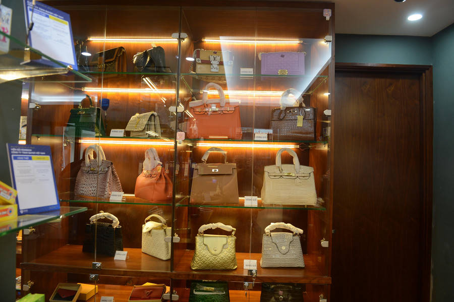 &quot; Tổng cục cũng ban hành kế hoạch cao điểm trước, trong và sau tết Nguyên Đán, tập trung vào các mặt hàng thiết yếu như: thức ăn, gia vị,… Tổng cục cũng xây dựng đề án có trang về hàng giả để người dân có thể truy cập nắm thông tin cũng như phản ánh về những hành vi vi phạm.&quot; Bà Ngọc cho biết thêm.