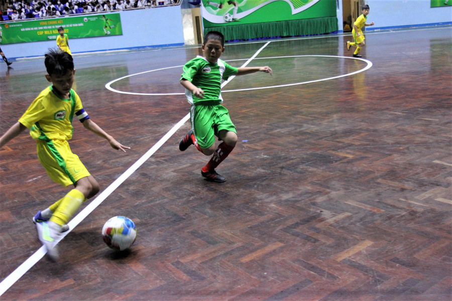 Một pha bóng trong trận Chung kết khối tiểu học. Một pha bóng trong trận Chung kết khối tiểu học.