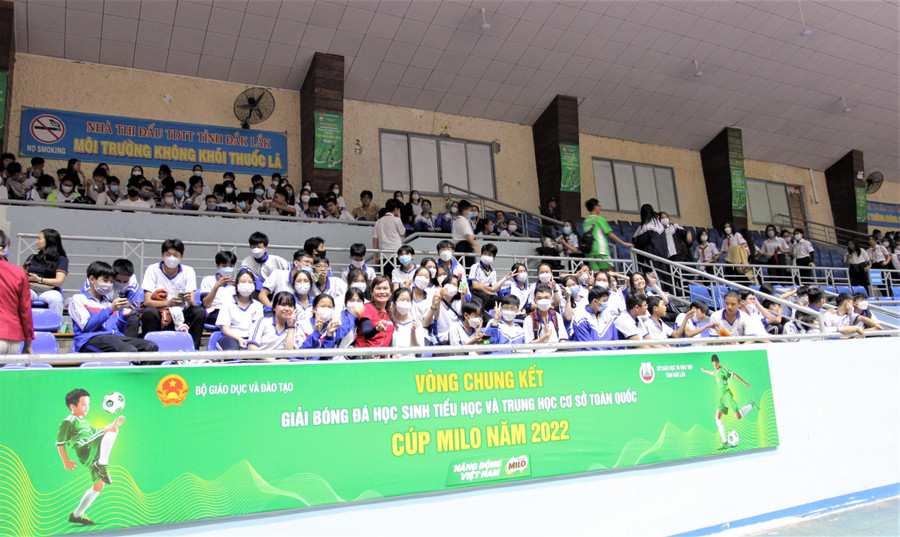 Hàng ngàn học sinh và khán giả tại TP Buôn Ma Thuột đã đến cổ vũ trận Chung kết giữa TP HCM và Bình Dương (khối tiểu học). Hàng ngàn học sinh và khán giả tại TP Buôn Ma Thuột đã đến cổ vũ trận Chung kết giữa TP HCM và Bình Dương (khối tiểu học).