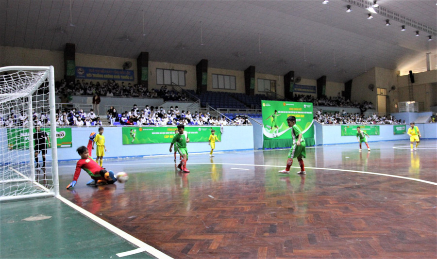 Một pha cứu thua xuất thần của thủ môn đội tiểu học Bình Dương trong trận chung kết. Một pha cứu thua xuất thần của thủ môn đội tiểu học Bình Dương trong trận chung kết.