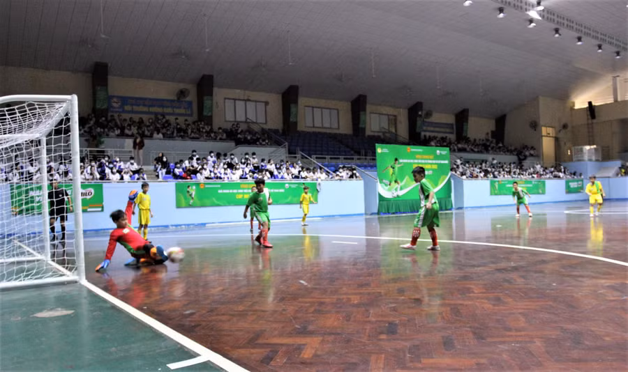 Một pha cứu thua xuất thần của thủ môn đội tiểu học Bình Dương trong trận chung kết.