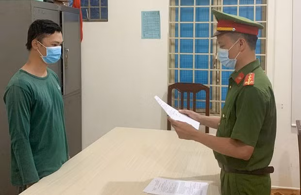 Cơ quan chức năng đọc quyết định khởi tố bị can đối với Bùi Văn Dũng. 