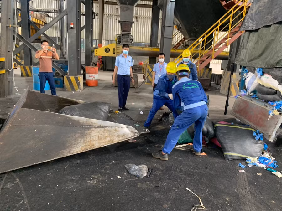 Lực lượng chức năng tiến hành tiêu hủy gần 10 tấn khẩu trang và găng tay y tế không đủ điều kiện lưu hành.