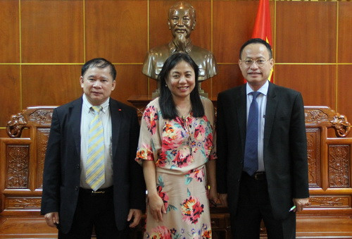  Thứ trưởng Bùi Văn Ga (ngoài cùng bên trái), bà Sandy Dang và ông Nguyễn Xuân Vang Vụ trưởng Vụ Hợp tác Quốc tế tại buổi làm việc.