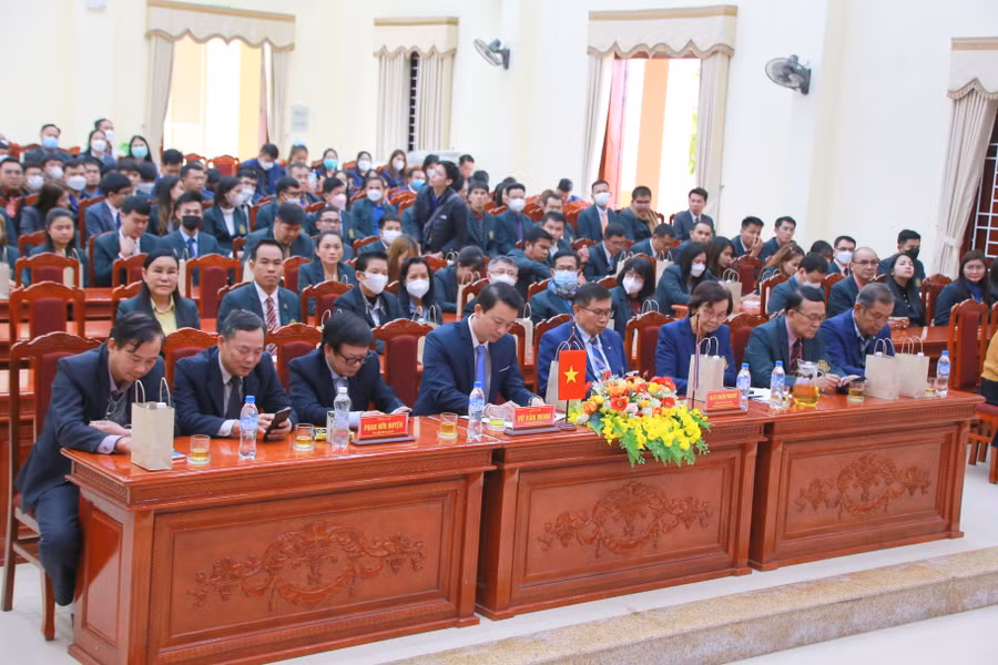 Lãnh đạo Sở GD&amp;ĐT Quảng Trị và đoàn công tác Trường Đại học Rajabhat Sakon Nakhon, Thái Lan tại hội thảo.