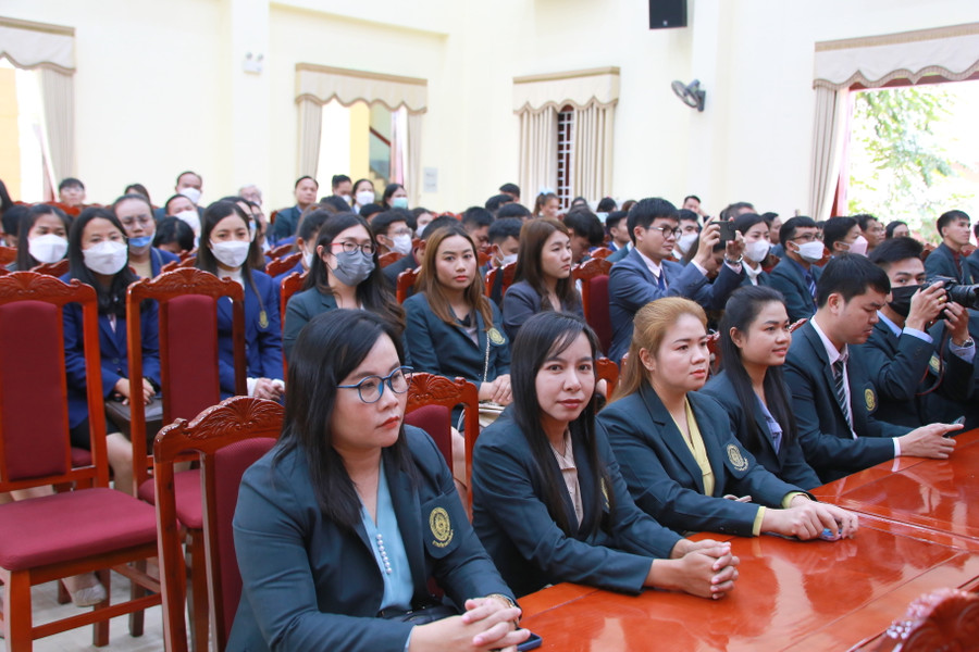 Các giáo viên Thái Lan tham dự hội thảo và chia sẻ kinh nghiệm trong hoạt động giảng dạy. Các giáo viên Thái Lan tham dự hội thảo và chia sẻ kinh nghiệm trong hoạt động giảng dạy.