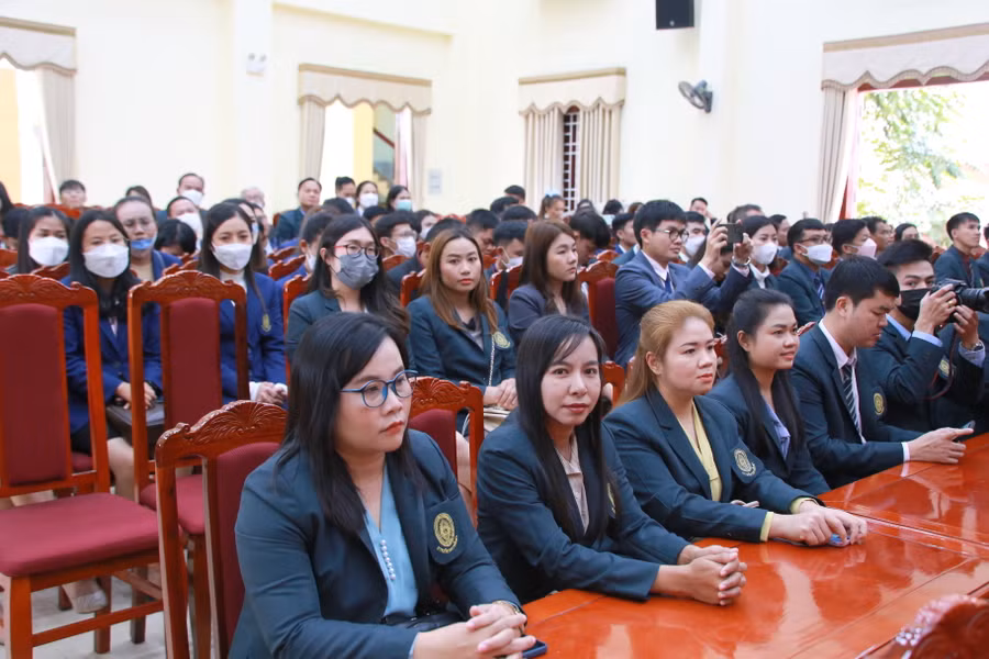 Các giáo viên Thái Lan tham dự hội thảo và chia sẻ kinh nghiệm trong hoạt động giảng dạy.