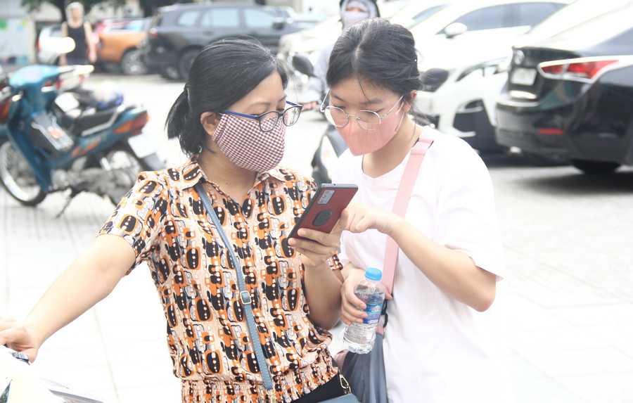 Hai mẹ con tra cứu thông tin về điểm thi, phòng thi.