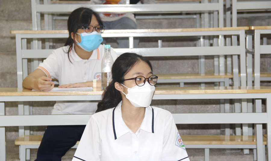 Thí sinh chăm chú lắng nghe giám thị phổ biến quy chế thi.