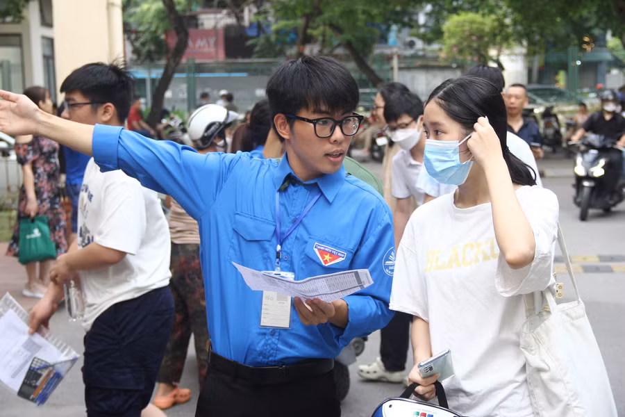 Luôn có sinh viên tình nguyện đồng hành. Màu xanh tình nguyện làm dịu mát trường thi.