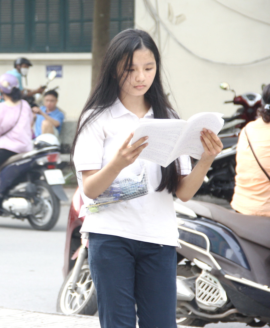 Nhiều thí sinh vẫn tranh thủ ôn bài trước khi vào phòng thi.