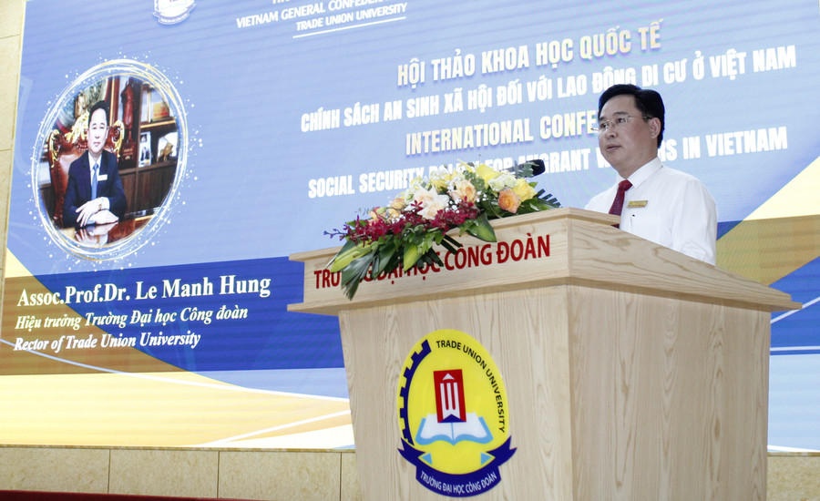 PGS.TS Lê Mạnh Hùng – Hiệu trưởng Trường ĐH Công đoàn phát biểu tại Hội thảo. PGS.TS Lê Mạnh Hùng – Hiệu trưởng Trường ĐH Công đoàn phát biểu tại Hội thảo.