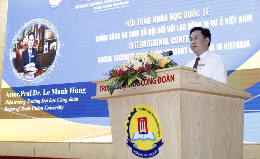 PGS.TS Lê Mạnh Hùng – Hiệu trưởng Trường ĐH Công đoàn phát biểu tại Hội thảo. PGS.TS Lê Mạnh Hùng – Hiệu trưởng Trường ĐH Công đoàn phát biểu tại Hội thảo.