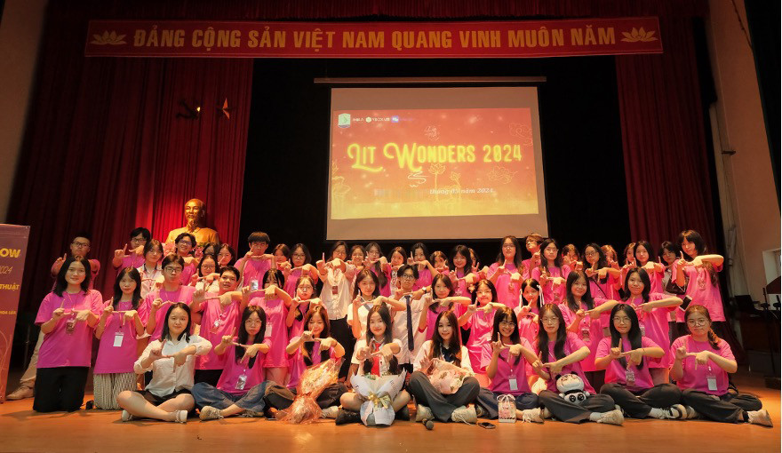 LiT - Literature in Thoughts là CLB Văn học đầu tiên và duy nhất tại trường THPT Chuyên Sư phạm, thành lập vào năm 2021 với mục đích truyền ngọn lửa đam mê Văn học đến học sinh, sinh viên toàn quốc.