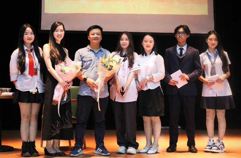 Talkshow LiT Wonders 2024 có sự góp mặt nhiều khách mời là nhà văn, nhà báo cùng các thầy cô phụ trách chuyên môn Ngữ Văn từ các trường.