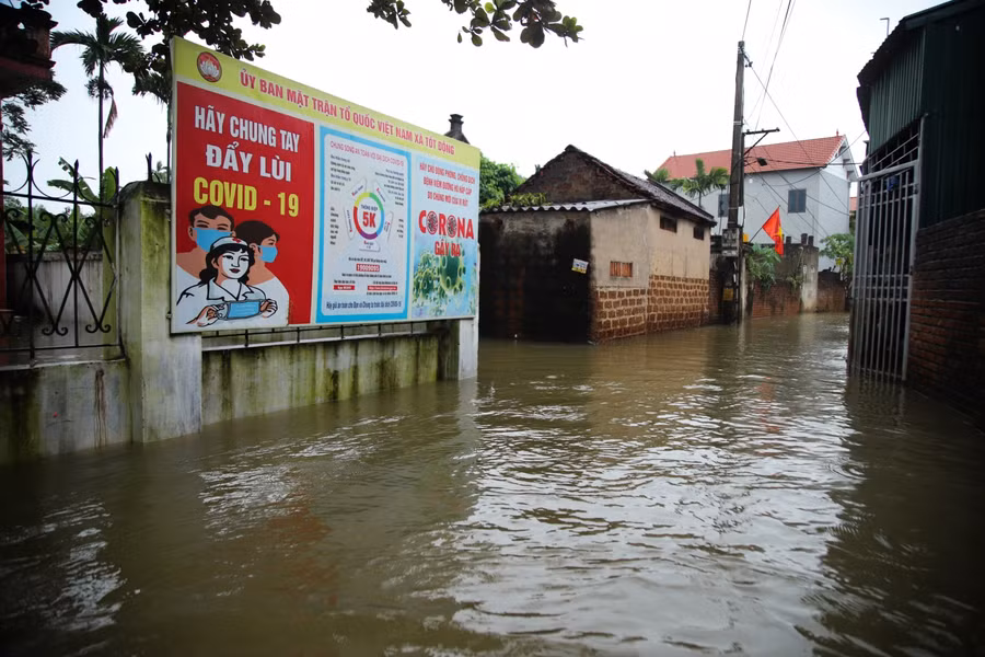 Những ngày qua, trên địa bàn huyện Chương Mỹ đã có mưa lớn, nước sông Bùi dâng cao làm nhiều nhà dân thuộc xã Tốt Động đã bị ngập sâu.