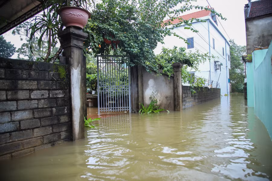 Đã 5 ngày nay tại thôn Đồng Dâu, nước dâng nhấn chìm gần như toàn bộ đường sá, phương tiện đi lại của người dân tại đây chủ yếu bằng thuyền bè.
