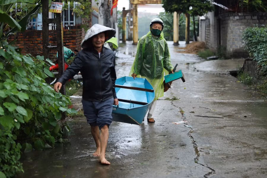 Mưa kéo dài, nhiều nơi ở Hà Nội người dân phải bơi thuyền vào... nhà ảnh 11