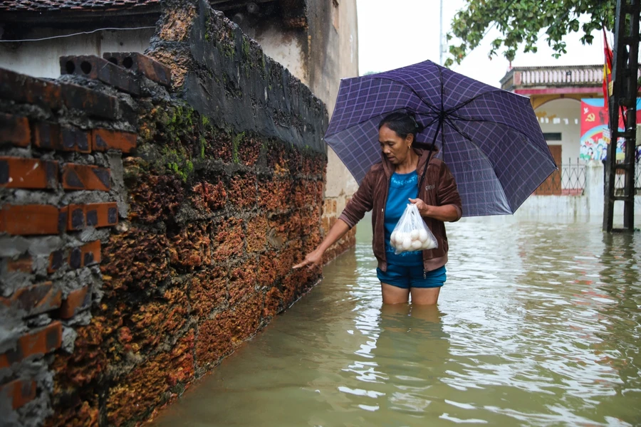 Ngay tại trong đường ngõ, có những thời điểm nước đã ngập sâu hơn 1 mét.